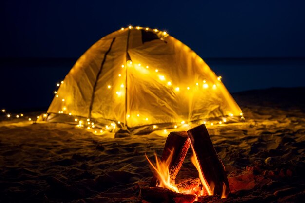 Das Feuer nachts am Strand Sommerstimmung