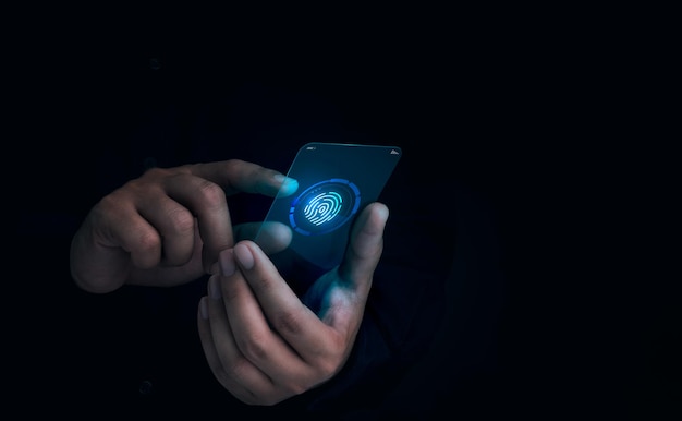 Das Fingerscan-Symbol erschien, während der Finger des Mannes das futuristische transparente Glas-Smartphone auf dunklem Hintergrund berührte Cyber-Sicherheitsdatenschutz Business Privacy Technology Concept