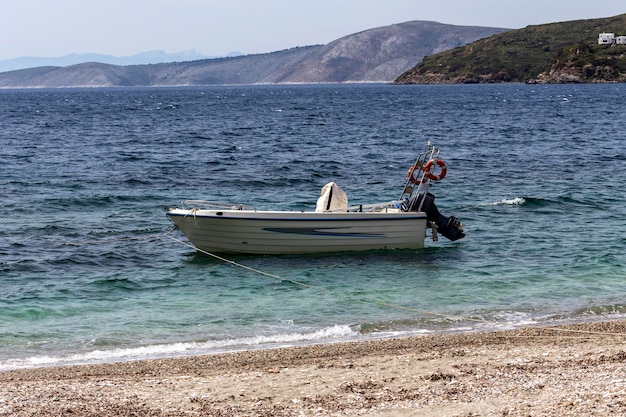 Das Fischerboot machte am Ufer fest