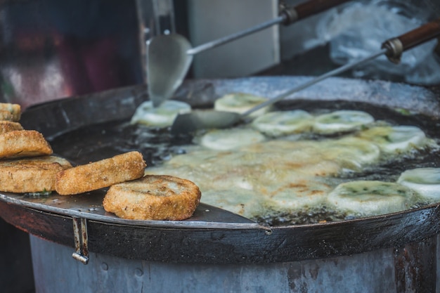 Das Fleisch im Teig wird in Öl auf dem Street-Food-Markt in Asien Phnom Penh Kambodscha gebraten