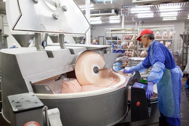 Das Fleisch in der Mühle, die Fleischindustrie.