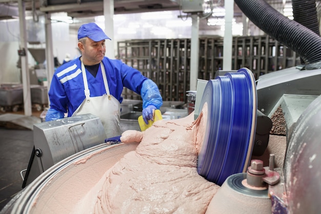 Das Fleisch in der Mühle. die Fleischindustrie.