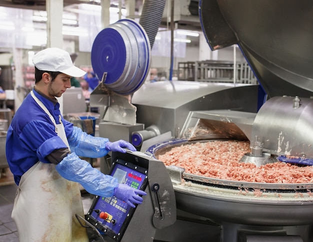 Das Fleisch in der Mühle. die Fleischindustrie.