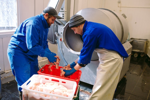 Das fleisch in der mühle. die fleischindustrie.