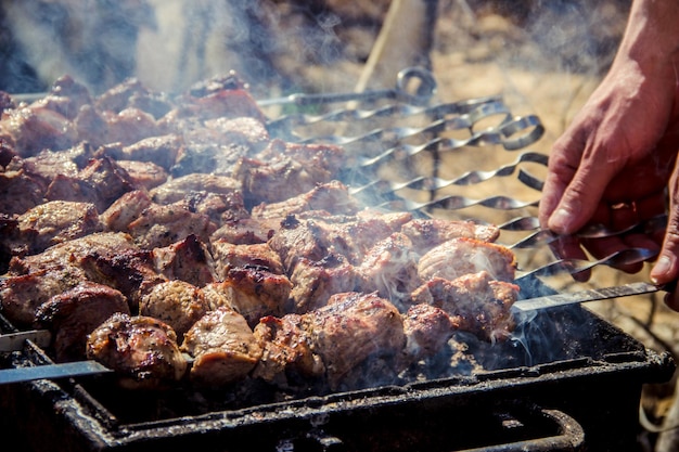 Das Fleisch wird auf dem Grill gebraten Selektiver Fokus