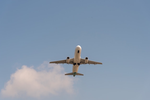 Das Flugzeug flog am Flughafen