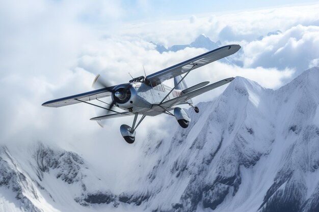 Das Flugzeug hängt über schneebedeckten Bergen