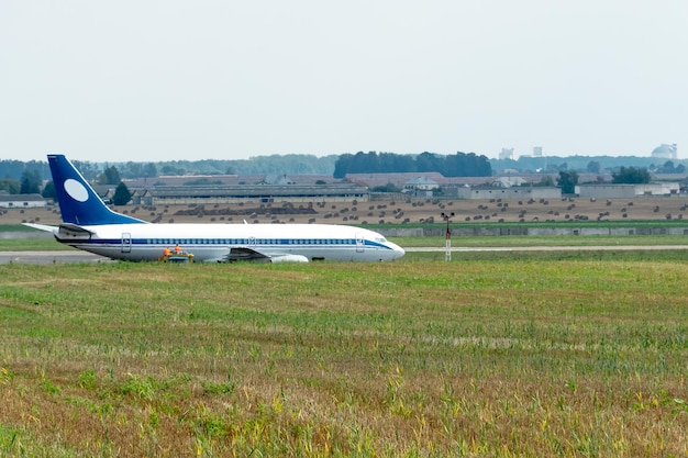 Das Flugzeug steht auf der Landebahn Wartung des Flugzeugs nach einer Notlandung Vorbereitung eines Verkehrsflugzeugs für den Start