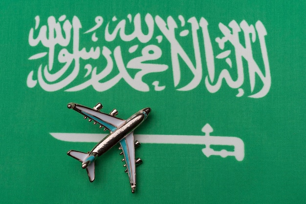 Das Flugzeug über der Flagge Saudi-Arabiens das Konzept des Reisens