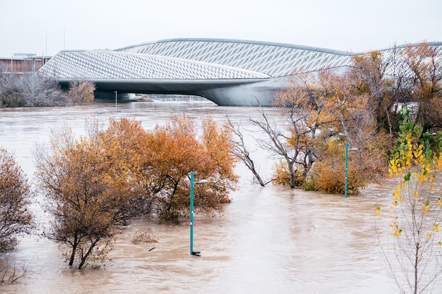 Das Flussufer von Saragossa ist aufgrund einer starken Überschwemmung nach dem Strom Barra . von Wasser bedeckt