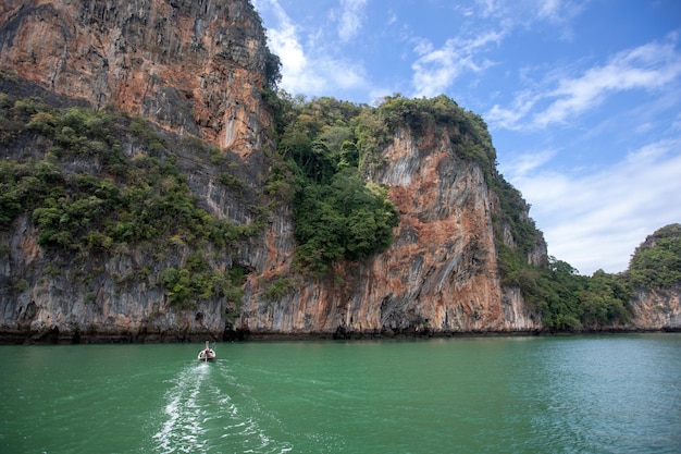 Das Foto entstand auf den Inseln Phi - Phi in der Provinz Krabi; in Thailand. Das Foto zeigt uns; die Felsen der Wasserfläche und die Yacht in der Ferne.