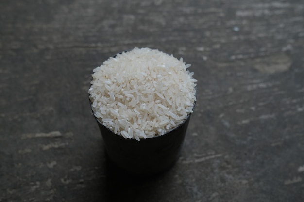 Das Foto von weißem Reis liegt auf dem Teller