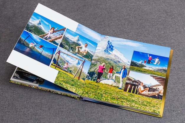 das fotobuch geöffnet, reisen in der schweiz, auf grauem hintergrund