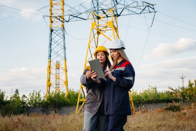 Das Frauenkollektiv der Energiearbeiter führt eine Inspektion von Geräten und Stromleitungen durch. Energie.