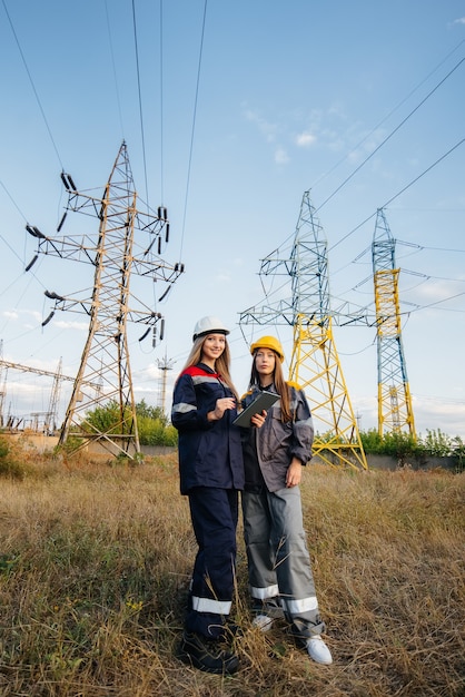 Das Frauenkollektiv der Energiearbeiter führt eine Inspektion von Geräten und Stromleitungen durch. Energie.