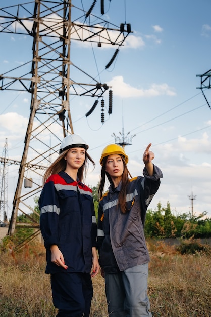 Das Frauenkollektiv der Energiearbeiter führt eine Inspektion von Geräten und Stromleitungen durch