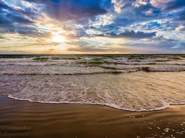 Das friedliche und schöne Meer bei Sonnenuntergang während der Haftzeit der Menschen in einer Krise aufgrund der Ausbreitung des Coronavirus