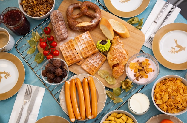 Das Frühstück wird morgens mit Kaffee, Orangensaft, Croissants, Müsli und Obst serviert. Ausgewogene Ernährung.