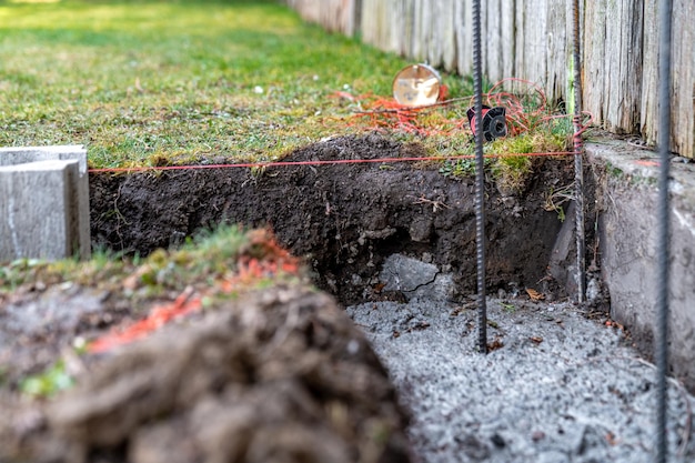 Das Fundament des Hauses besteht aus Betonblöcken, die mit einer Metallarmatur verbunden sind