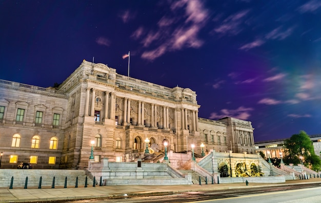 Das Gebäude der Library of Congress in Washington DC bei Nacht. Vereinigte Staaten