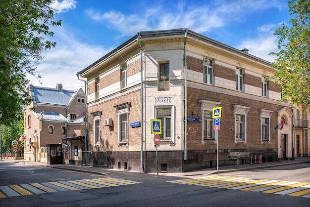 Das Gebäude des Konsulats von Tadschikistan in der Skatertny Lane in Moskau an einem sonnigen Sommertag. Inschrift: Maly Rzhevsky Gasse, Skatertny Gasse