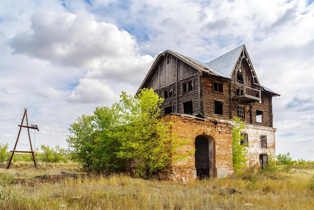 Das Gebäude einer alten verlassenen Mühle auf dem Land