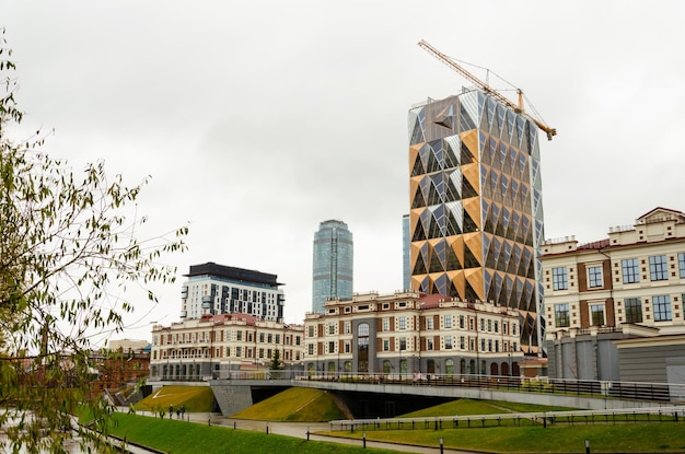 Das Gebäude ist aus Metall und hat eine goldfarbene Metallfassade.