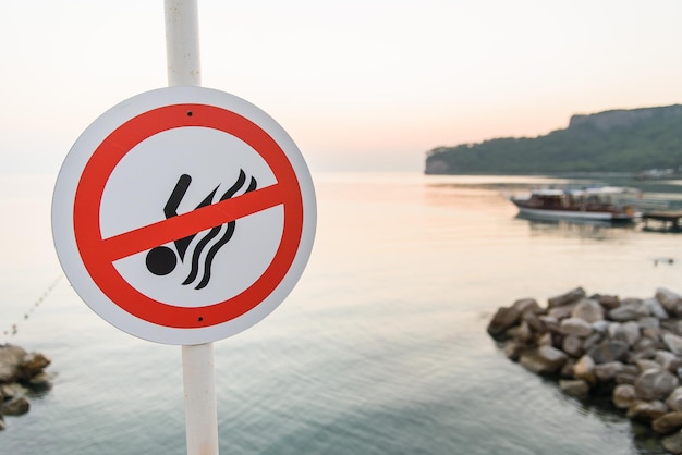 Das Gebiet ist zum Schwimmen verboten. Rundschild in der Nähe des Wassers am Meeresstrand