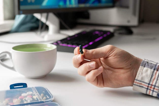 Das Gefühl von Stress im Büro, das während der Arbeitszeit medizinische Pillen hält und Wasser gesundheitliche Risiken trinkt