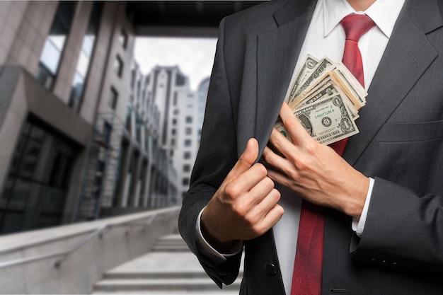 das Geld in die Tasche stecken