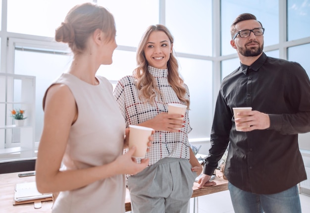 Das Geschäftsteam diskutiert während der Kaffeepause etwas über das Konzept der Teamarbeit