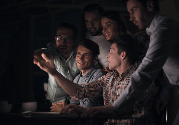 Das Geschäftsteam sieht sich das Foto des Computermonitors mit Textbereich genau an