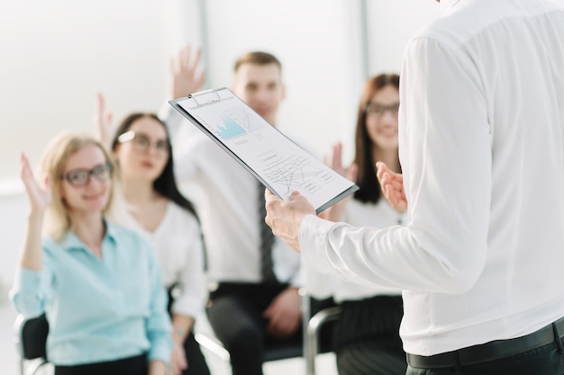 Das Geschäftsteam stellt Fragen zum Briefing im Büro