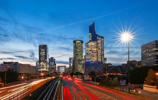 Foto das geschäftsviertel la defense bei nacht region paris frankreich