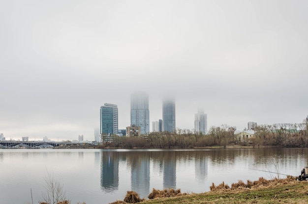 Das Geschäftszentrum der Stadt am See im Nebel.