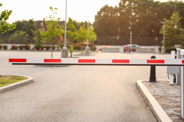 Das geschlossene Parkplatztor symbolisiert Beschränkungen und Kontrolle und ruft ein Gefühl der Enge hervor