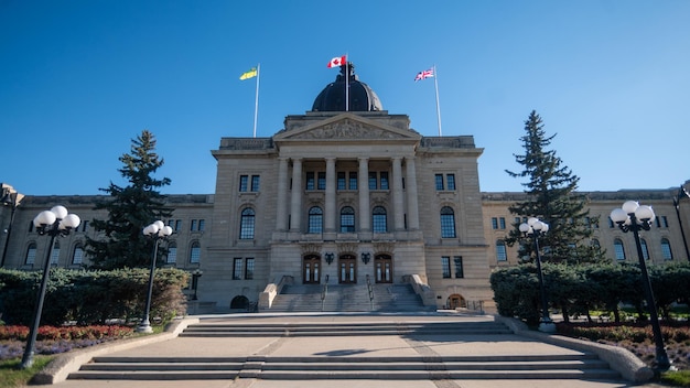 Foto das gesetzgebungsgebäude von saskatchewan unter sonnenlicht und blauem himmel in regina, kanada