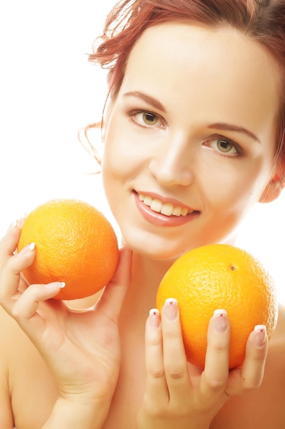 Das Gesicht der schönen Frau mit saftiger Orange