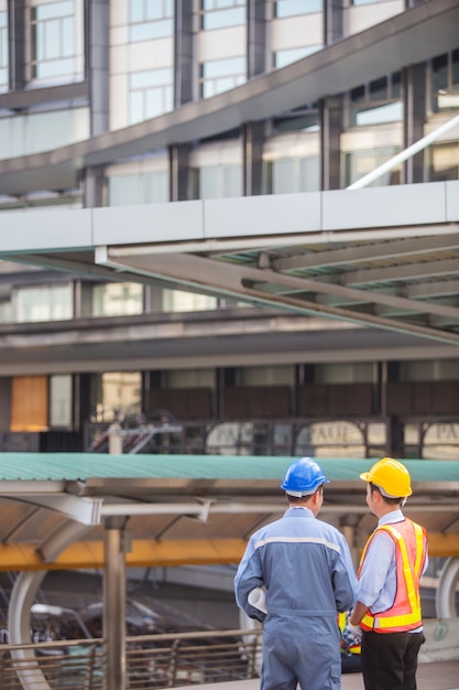 Foto das gespräch zwischen ingenieur und chefvorarbeiter steht zurück