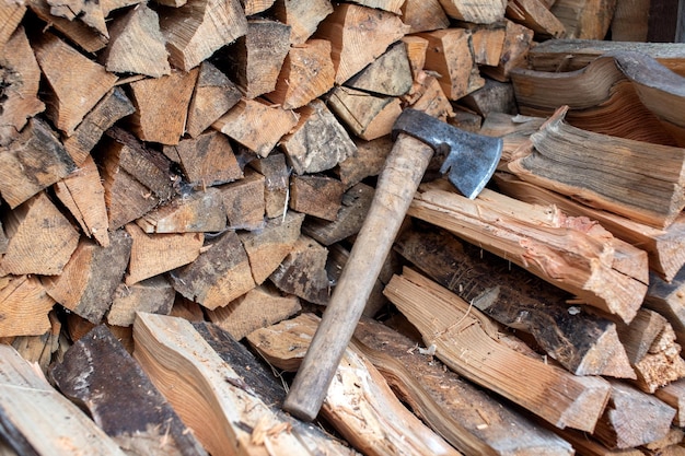 Das gestapelte Holz liegt im Holzstapel Axt mit Holzstiel