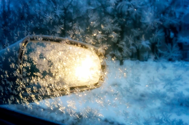 Das Glas des Autos im Schneeflockenfrost