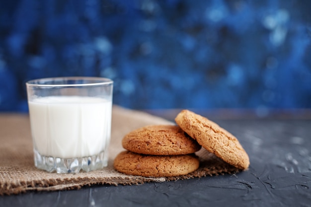 Das Glas Milch und leckere Haferkekse.