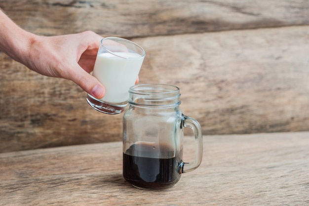 Das Glas schwarzen Kaffee und ein Glas Milch