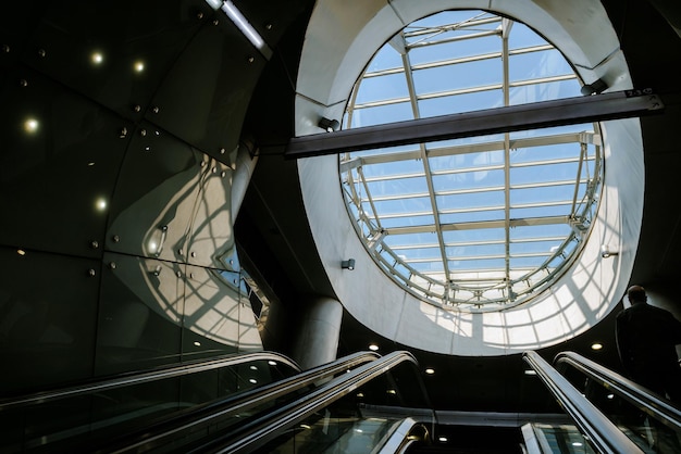 Foto das glasdach über dem ausgang zur u-bahn-rolltreppe