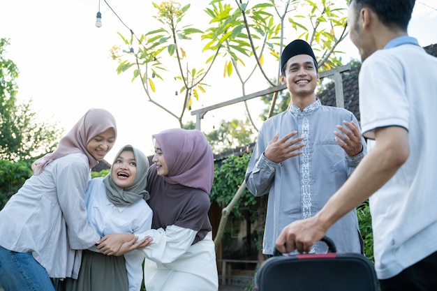 Das Glück muslimischer Familien, die sich beim Treffen die Hände schütteln und sich mit Familienmitgliedern treffen