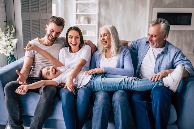 Das glückliche Mädchen hat Spaß mit ihrer Familie