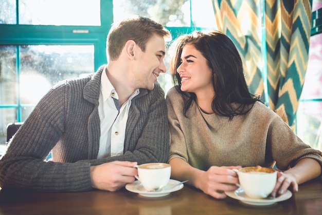 Das glückliche Paar trinkt einen Kaffee im Restaurant
