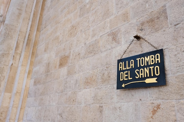 Das Grab des Heiligen Zeichens in Bari Apulien Süditalien