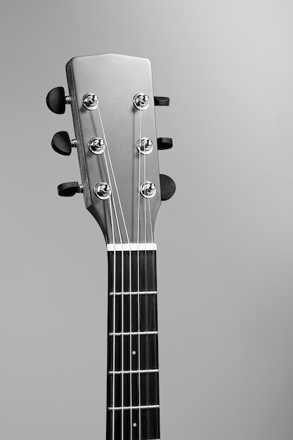 Das Griffbrett einer Akustikgitarre Nahaufnahme Studiofoto eines Musikinstruments Mockup