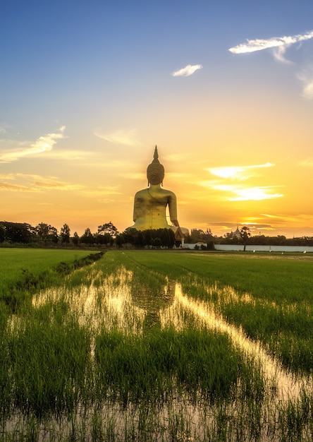 Das größte Buddha-Bild in Thailand unter Sonnenaufgang